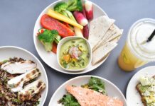 지방을 태우는 데 효과적인 음식 리스트 flat-lay photography of assorted-variety of stir fried and vegetable foods