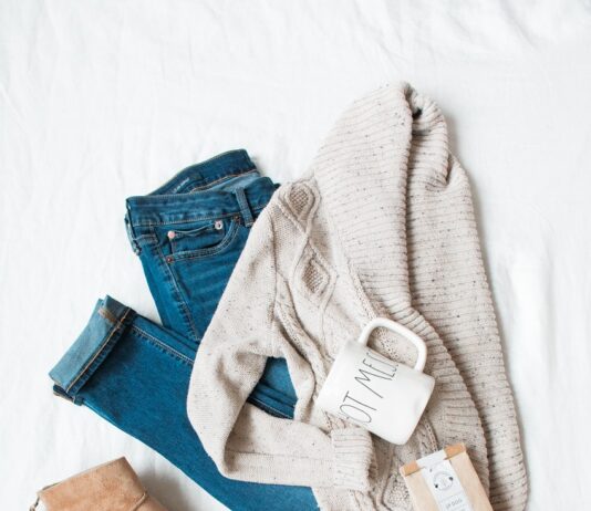 감기를 예방하는 생활 습관 gray cardigan, blue jeans, and pair of brown chunky heeled shoes