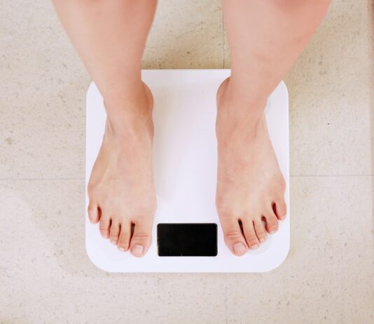 다이어트에 대한 10가지 흔한 오해와 진실 person standing on white digital bathroom scale