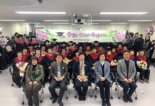 만학의 결실 맺다…35명 어르신의 빛나는 졸업식