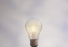 창의적인 아이디어 발상법 person catching light bulb