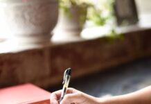 건강한 취미가 주는 행복 a person writing on a piece of paper with a pen