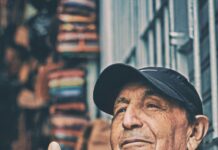 장수 유전자를 활성화하는 건강한 라이프스타일 man making thumbs up sign