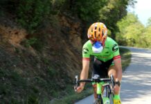심폐 지구력 향상을 위한 고강도 인터벌 트레이닝(HIIT) 연구 a man riding a bike down a curvy road