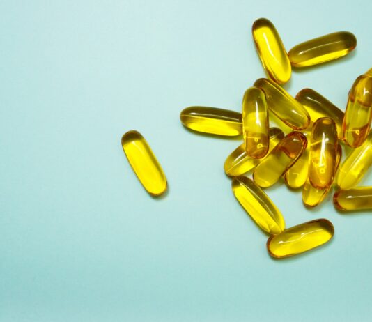 오메가-3가 건강에 미치는 긍정적 효과 brown and yellow medication tablets