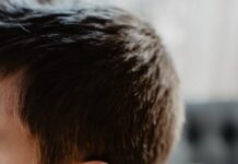 체온 관리가 면역력과 신진대사에 미치는 영향 man holding white and gray bottle