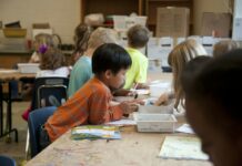 노인일자리 활용해 ‘아이돌봄’ 공백 해소한다 2 boys and girl sitting on chair