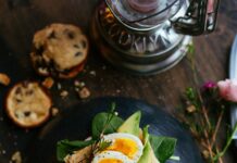 아침 식사가 다이어트에 미치는 영향 sandwich with boiled egg