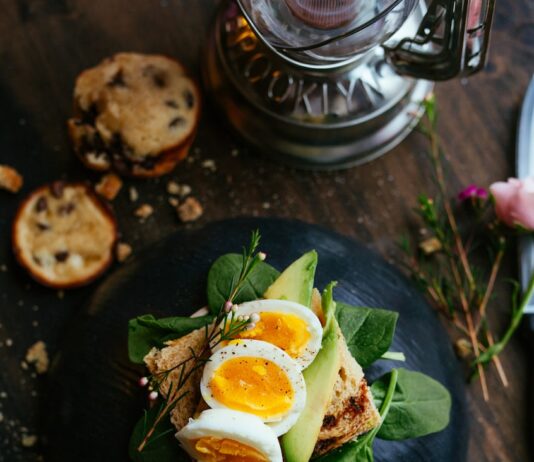 아침 식사가 다이어트에 미치는 영향 sandwich with boiled egg