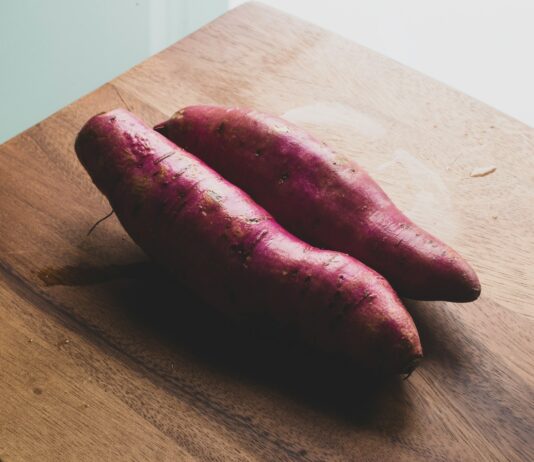 저혈당 예방법 two red sausage on brown wooden chopping board