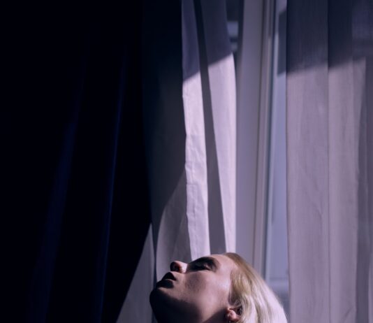 활력을 높이는 일상 속 간단한 팁 woman leaning on window