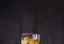 간 해독을 위한 자연요법: 간을 회복하는 방법 clear glass mug with orange fruits