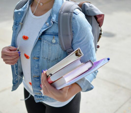 ‘사회생활 대학에서 회사까지’… 대입 전환기 박람회 개최 woman wearing blue denim jacket holding book