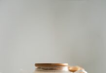 차와 허브 효능 clear glass jar on white textile