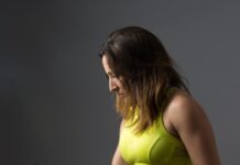 고혈압이 심장 건강에 미치는 영향: 예방과 치료 woman wearing pink sports bra holding dumbbells