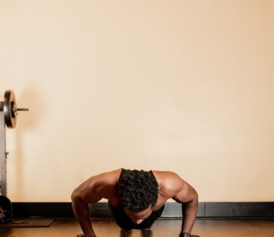 체형별 맞춤 운동법: 나에게 가장 적합한 운동은? man in black tank top and black shorts holding black dumbbells