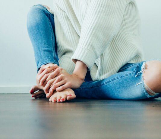 겨울철 손발이 차가운 이유와 혈액순환 개선법 person wearing distressed blue denim jeans inside room