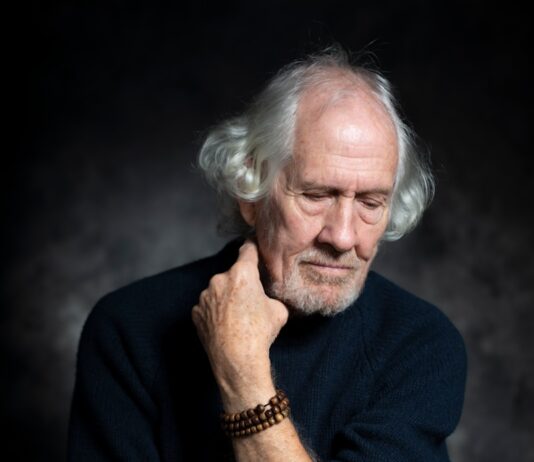 장수하는 사람들의 습관 5가지 man in black long sleeve shirt sitting on chair