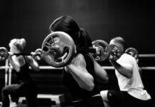 근손실을 방지하는 최적의 운동 및 영양 전략 three person lifting barbels