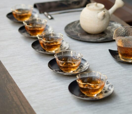 감기 예방을 위한 차와 허브 추천 clear drinking glass with liquid on gray surface