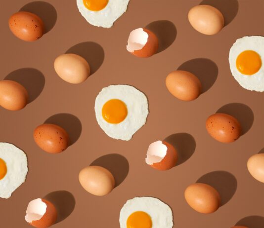 건강한 다이어트를 위한 균형 잡힌 식단 brown and white egg lot