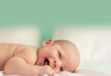 출산가정 배려 스티커 받아 가세요 baby lying on fabric cloth