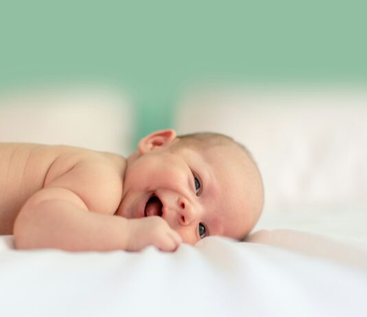 출산가정 배려 스티커 받아 가세요 baby lying on fabric cloth