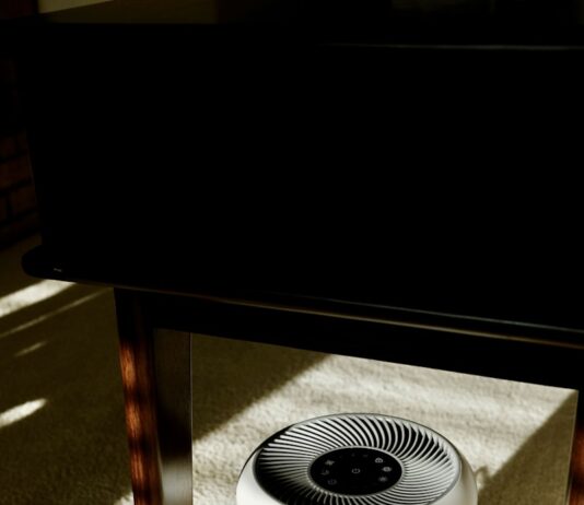 실내 공기 질 관리가 건강에 미치는 영향 a white air conditioner sitting under a table