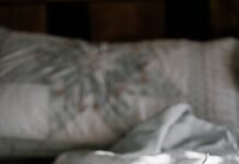 기분 좋은 하루를 만드는 모닝 루틴 coffee mug on a brown wooden coaster near white blanket