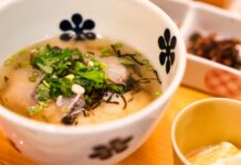 스트레스로 인한 장염에 좋은 음식 white and blue ceramic bowl with soup
