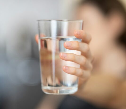 카페인 없이 졸음 퇴치법 person holding clear drinking glass