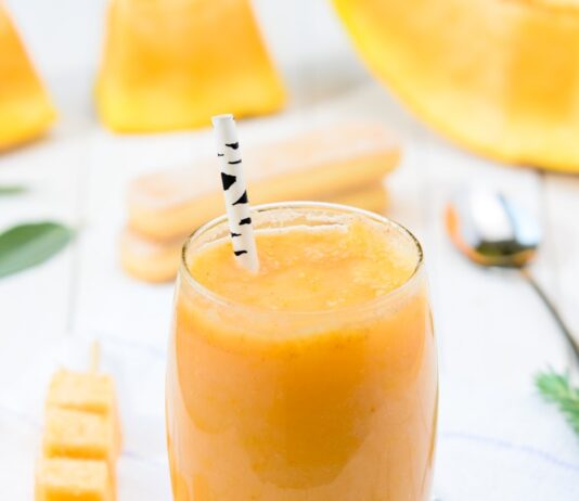 겨울철 건강을 위한 해독 주스 레시피 yellow fruit juice on glass cup