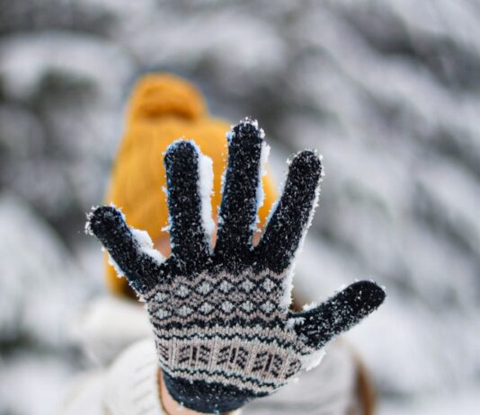 한파 속 운동 시 주의해야 할 체온 조절 방법 person in white and black knit gloves