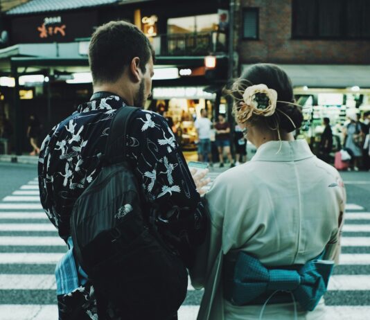 서울시 자치구 최초 ‘외국인지원팀’ 신설 man and woman standing front of pedestrian lane