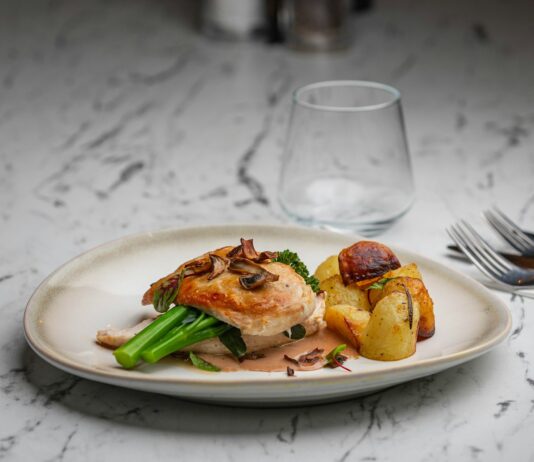 칼로리보다 중요한 다이어트 요소: 영양소 균형 잡기 a white plate topped with meat and veggies