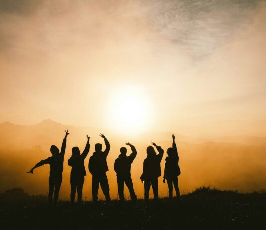 외롭지 않은 인생 살아가기 silhouette photo of six persons on top of mountain