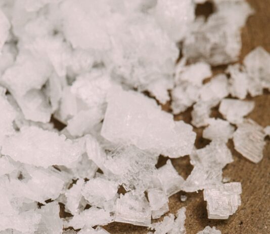 어떤 소금을 먹어야 할까? white snow on brown sand