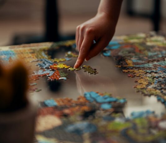 기억력 향상을 위한 생활습관 person holding jigsaw puzzle piece