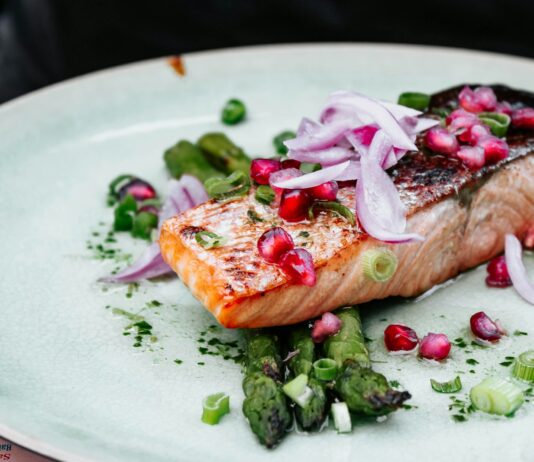 겨울에 먹으면 좋은 건강 식품 10가지 fish with onions and asparagus