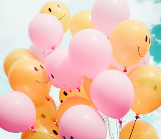 긍정적인 사고 방식 키우기 low-angle photo of pink and orange balloons