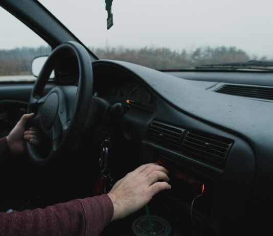 어르신 운전면허 반납하면 최대 50만 원 지원 person driving black car