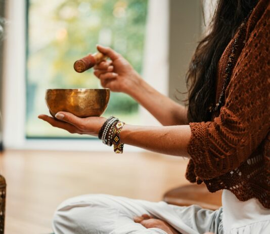 스트레스 완화를 위한 심리적 운동 woman in brown knit sweater holding brown ceramic cup