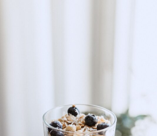 장 건강을 위한 식단과 라이프스타일 clear drinking glass