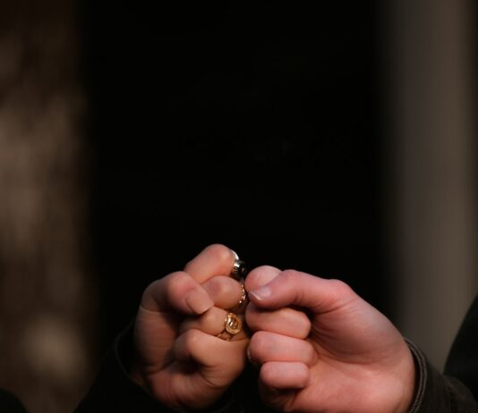 인간관계 장기간 지속되는 팁 person holding gold ring in dark room