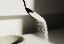 설탕 줄이기가 건강에 주는 이점 white ceramic bowl on white table