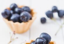 항산화 식품이 세포 손상을 줄이는 원리 two blueberry tarts