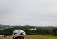 지구력 vs 근력: 장기적인 건강을 위해 무엇이 더 중요할까? A woman riding a bike down a dirt road
