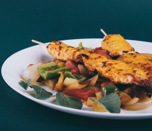건강한 삶을 위한 10가지 습관: 장수의 비결은? fried food on white ceramic plate