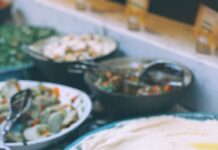 간헐적 단식, 진짜 효과 있을까? white cream on blue ceramic bowl