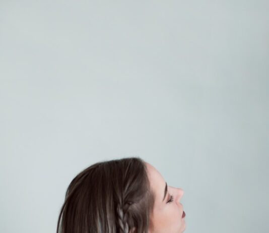 잘 먹었는데 왜 이렇게 붓지? topless woman